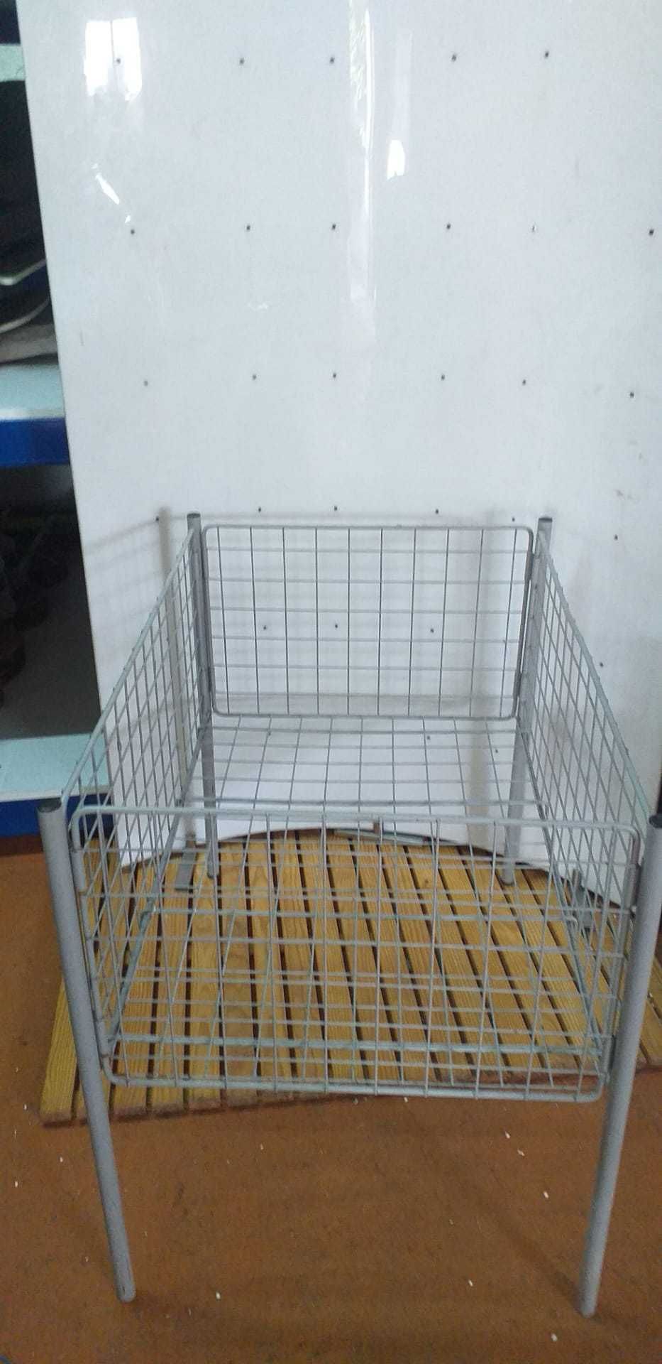 Cesto de roupa p/ loja
