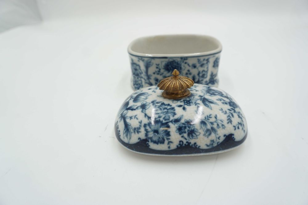 SZKATUŁKA puzderko porcelana z brązem