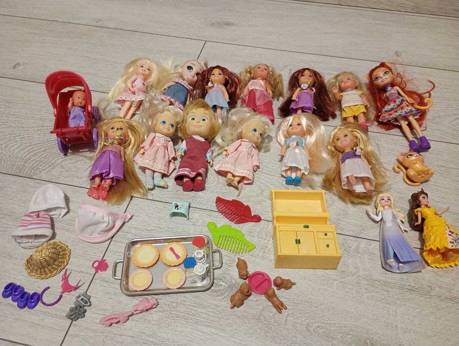 15 małych laleczek z ubrankami i akcesoriami