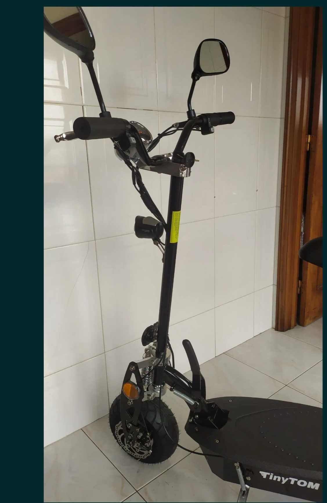 Trotinete tinitom com banco como nova