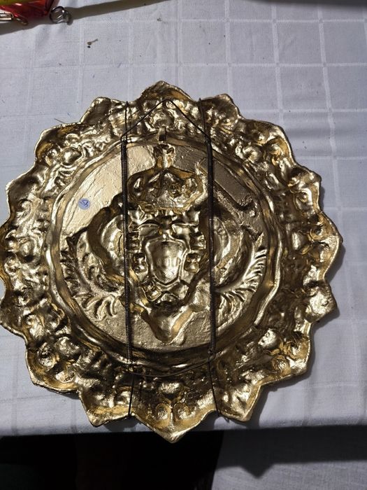 Prato decorativo douradocom brasão