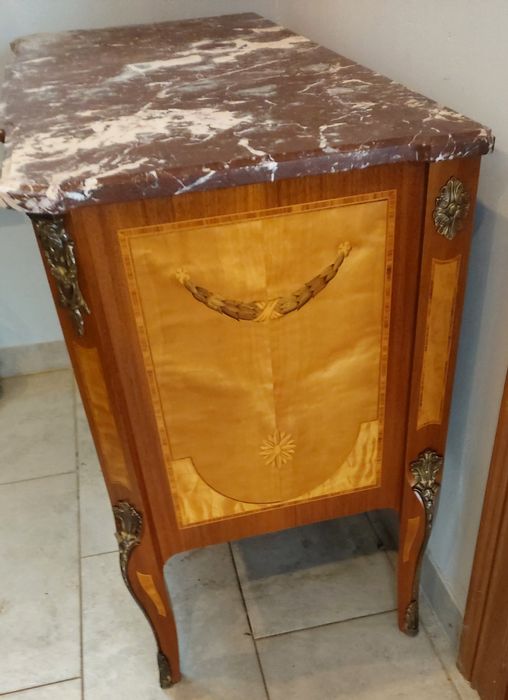 Komoda antyczna z marmurowym blatem – intarsje, mosiężne zdobienia

Sp