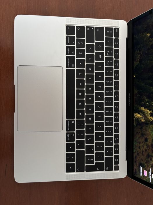 MacBook Air 13" Retina (2018) – Intel i5, 8GB RAM, 128GB SSD