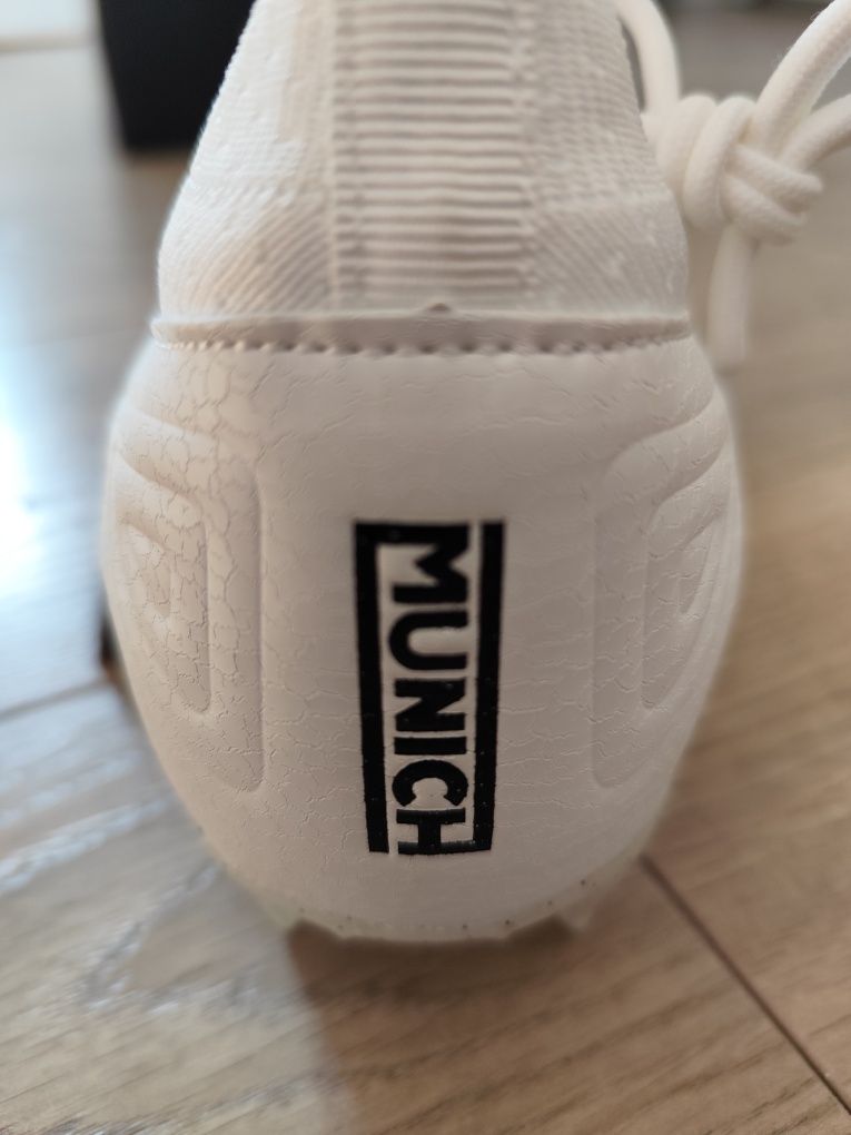 Buty piłkarskie Munich Trick FG blanco męskie korki lanki 28 cm