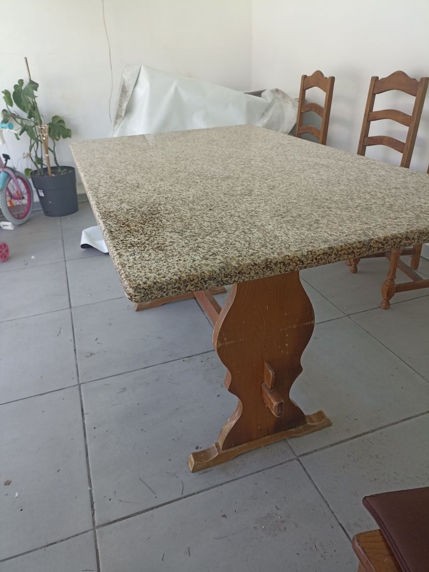 Mesa em granito e pés de madeira