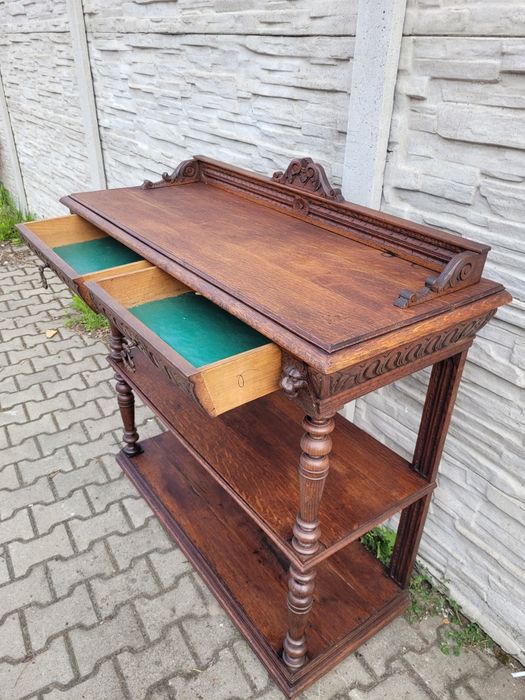 Elegancka konsola eklektyczna.