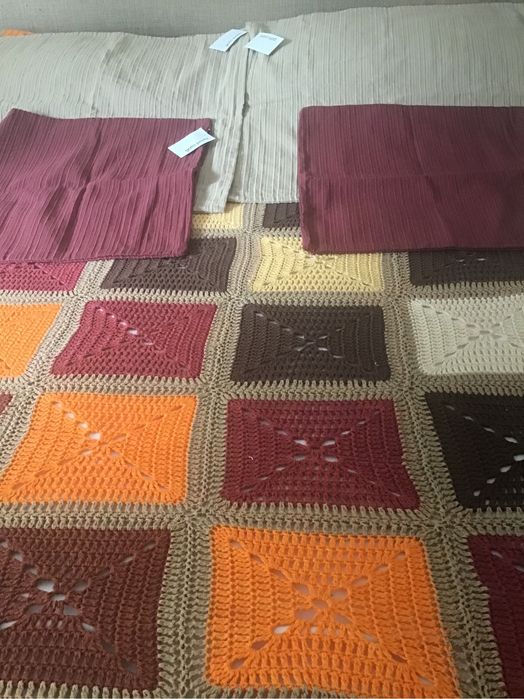 Colcha de Crochet com almofadas novas a condizer do Gato Preto