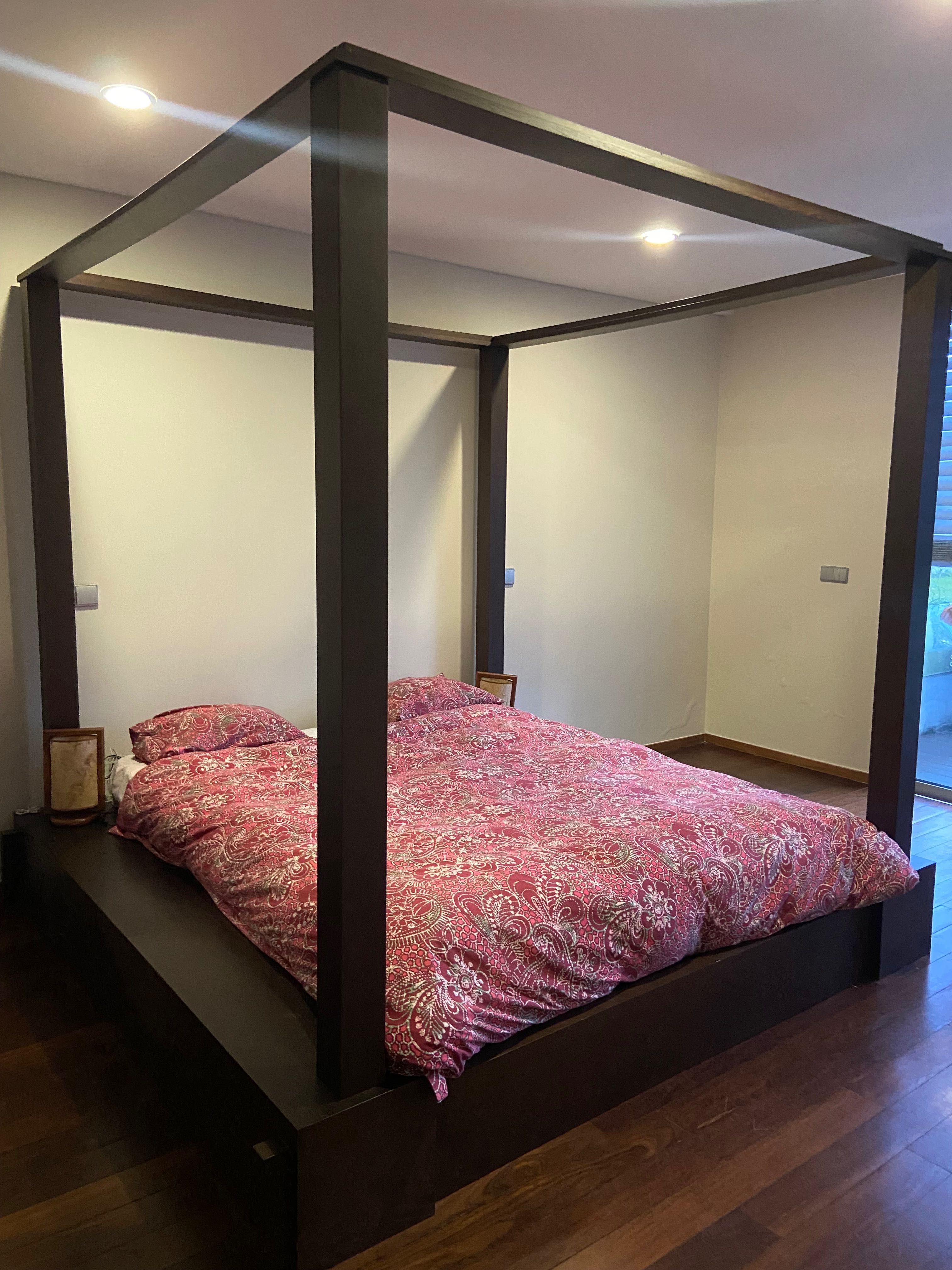 Cama de casal em wengue com colchão