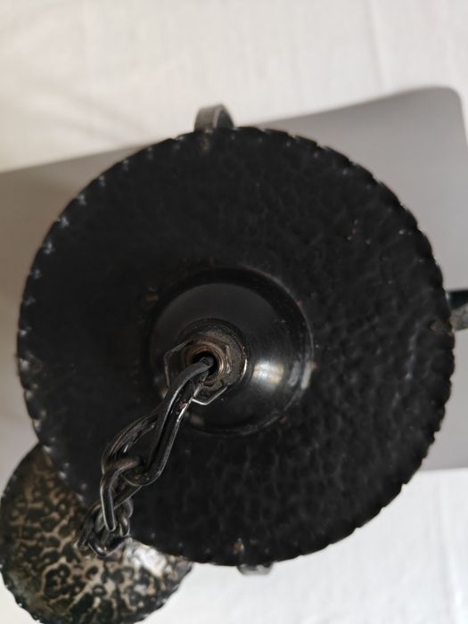 Lampa wisząca metaloplastyka z białym kloszem