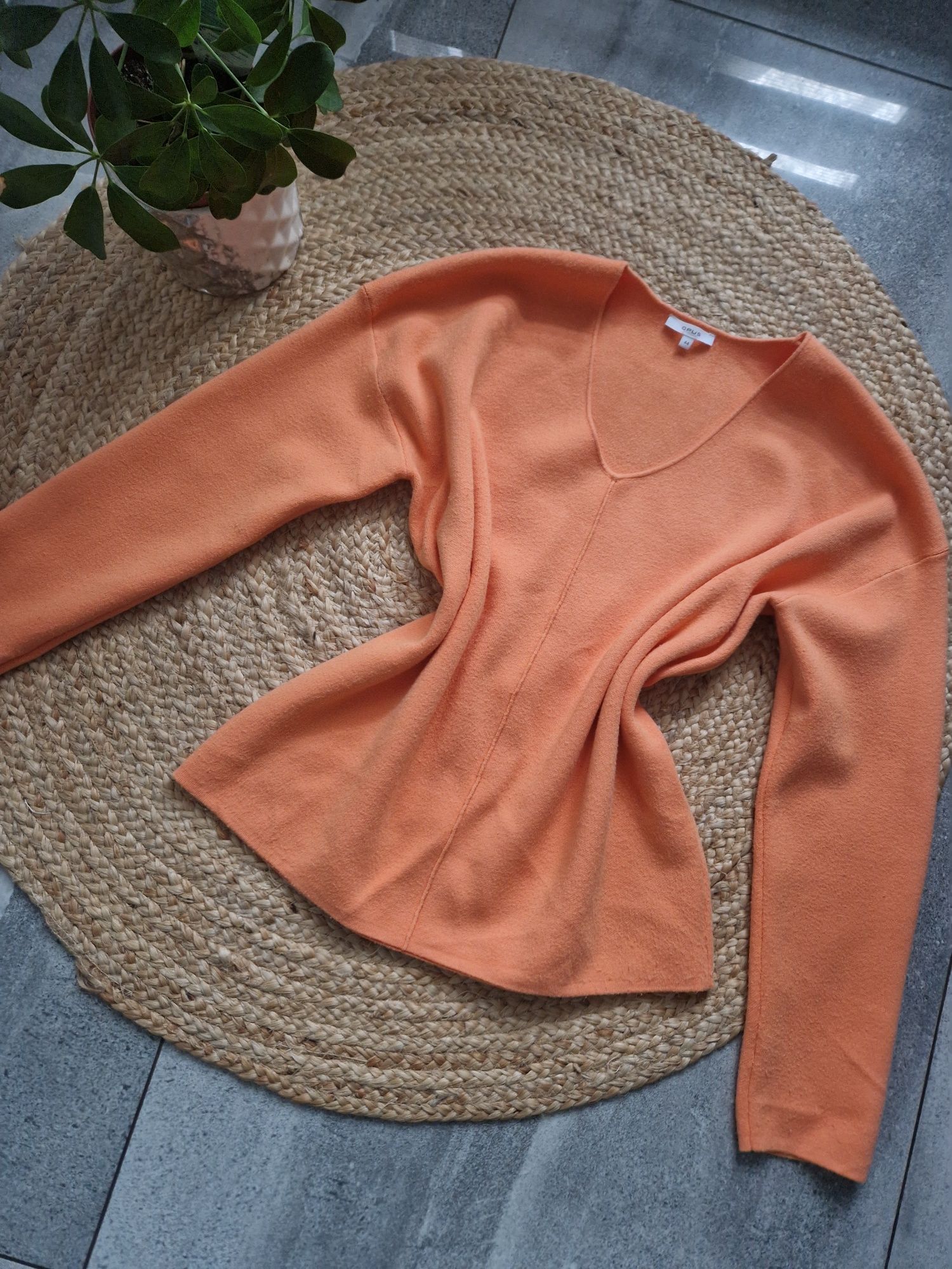 Pomarańczowy łososiowy sweter w serek z wiskoza Opus