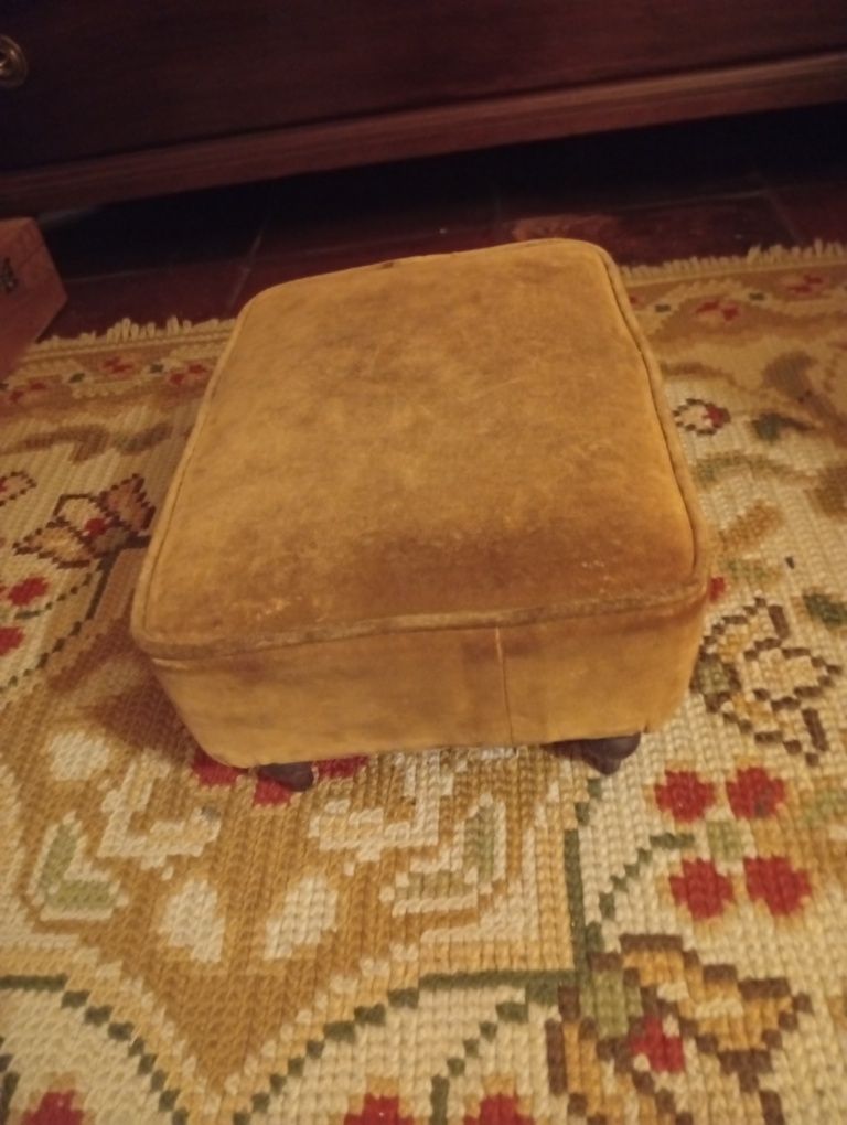Banquinho para apoio de pés em veludo