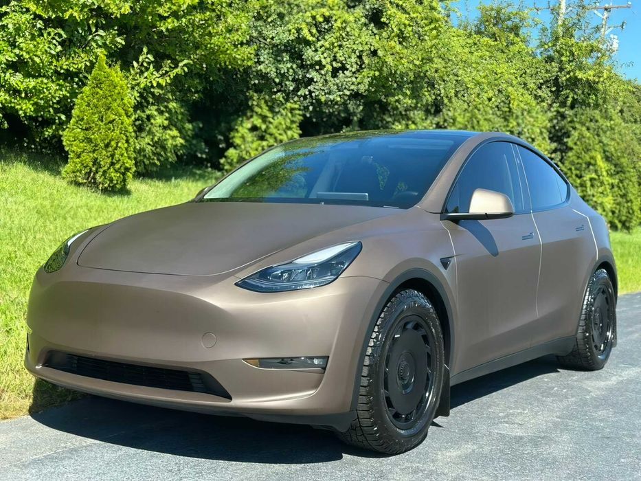 Tesla Model Y      2023