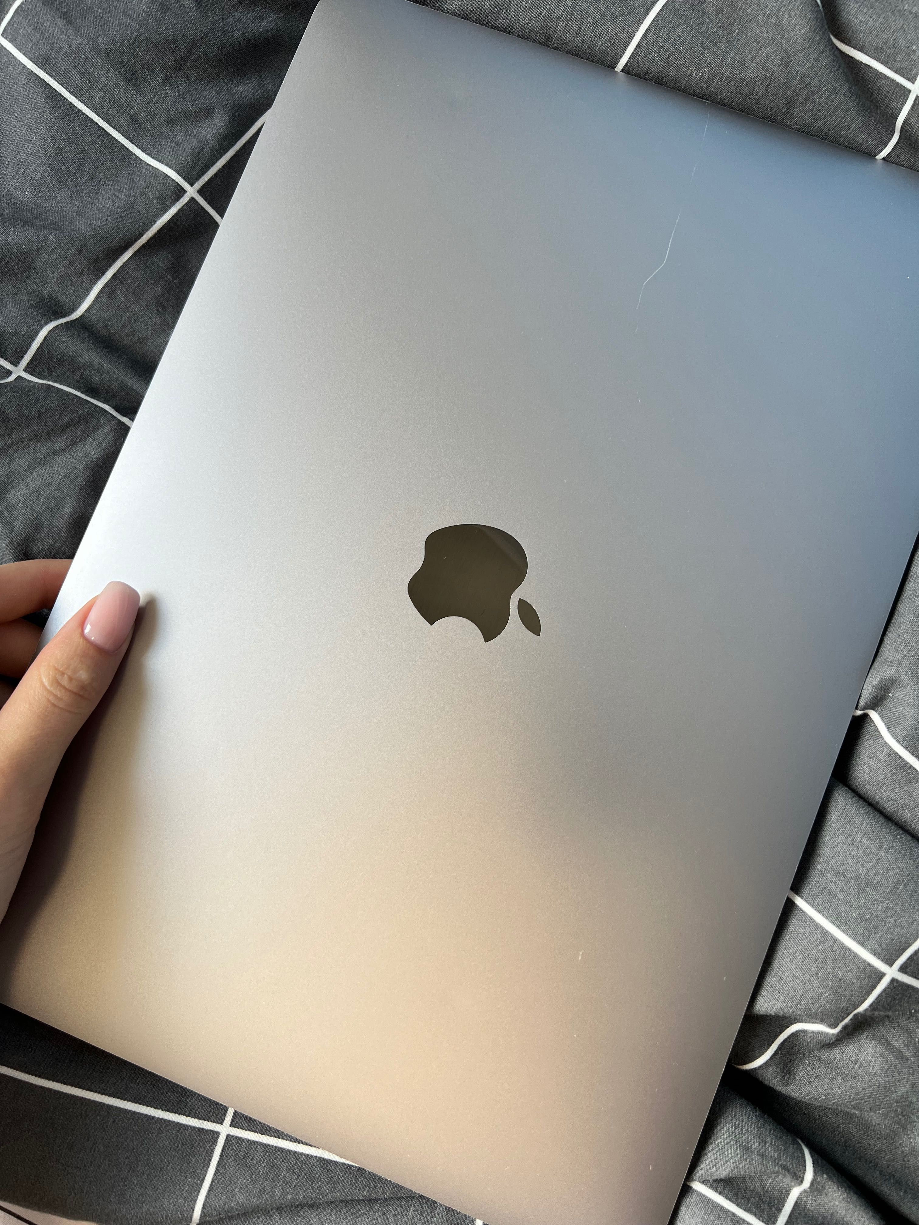 MacBook Air 13 2019 srebrny