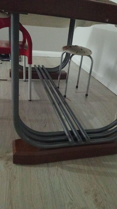 Mesa de madeira maciça sem cadeiras