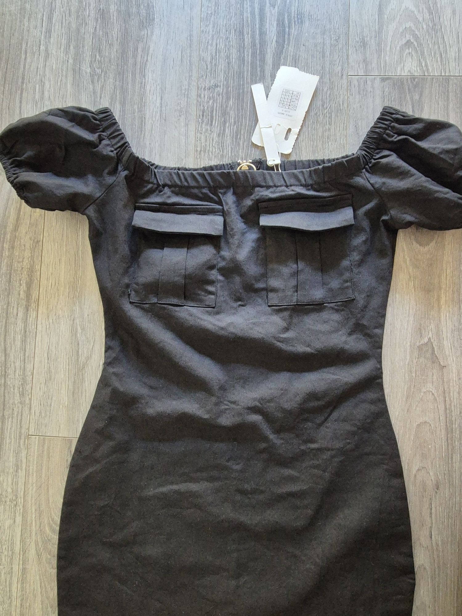 Vestido Preto Justo com Cinto

Tem dois pequenos bolsos no peito
Fecho