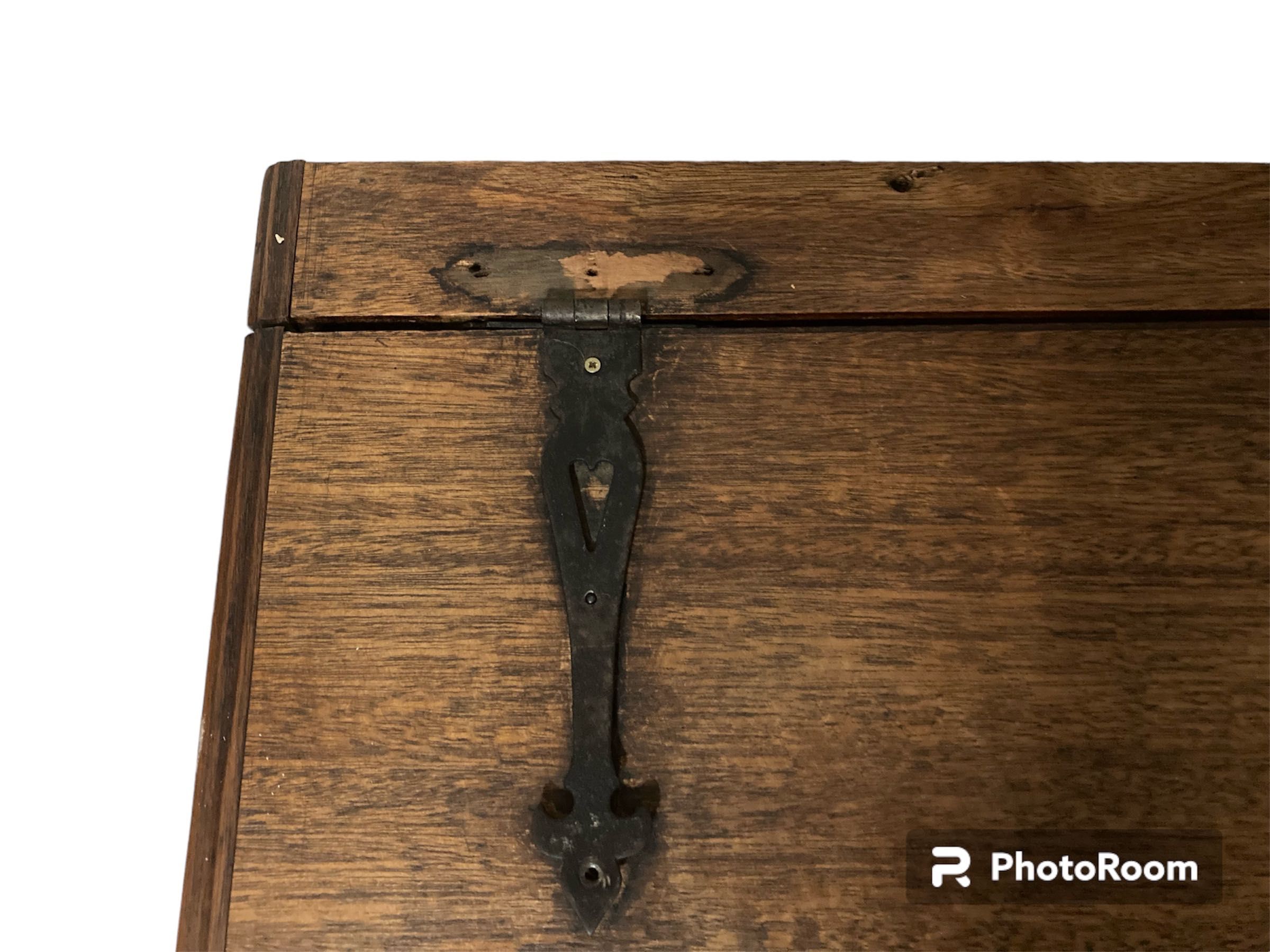 Arca Vintage com Baixo Relevo -para restauro em Madeira
