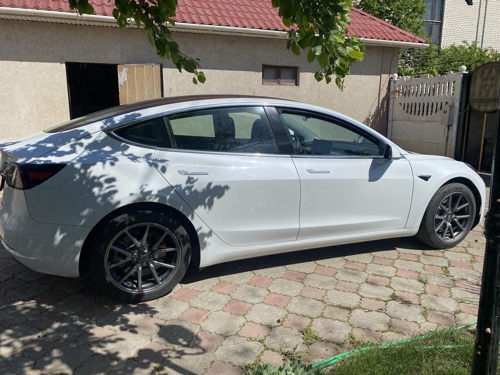 Tesla Model 3 400км