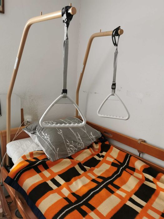 Łóżko rehabilitacyjne i szafka z rozkładanym stolikiem