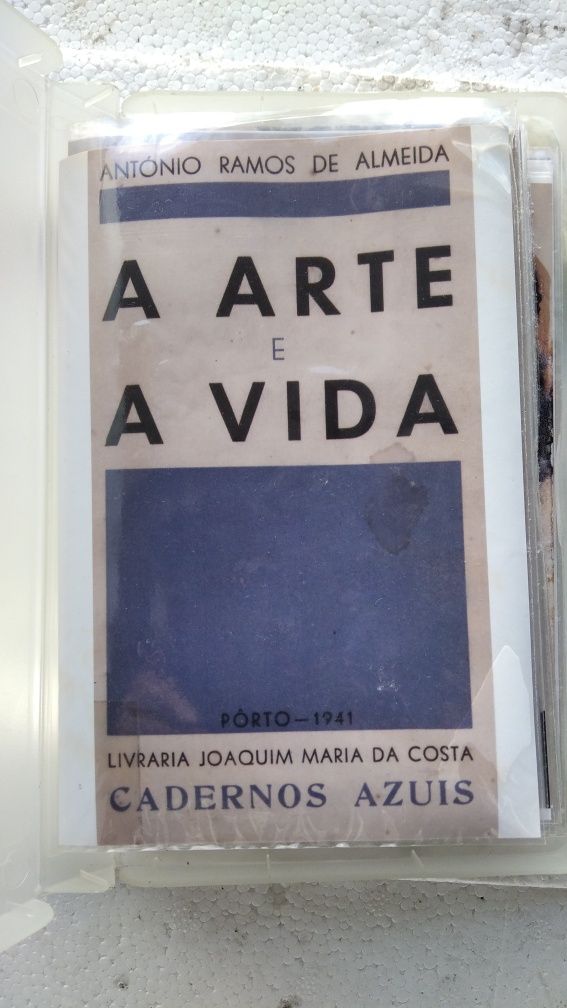 Fotografias de livros algumas com dedicatória.