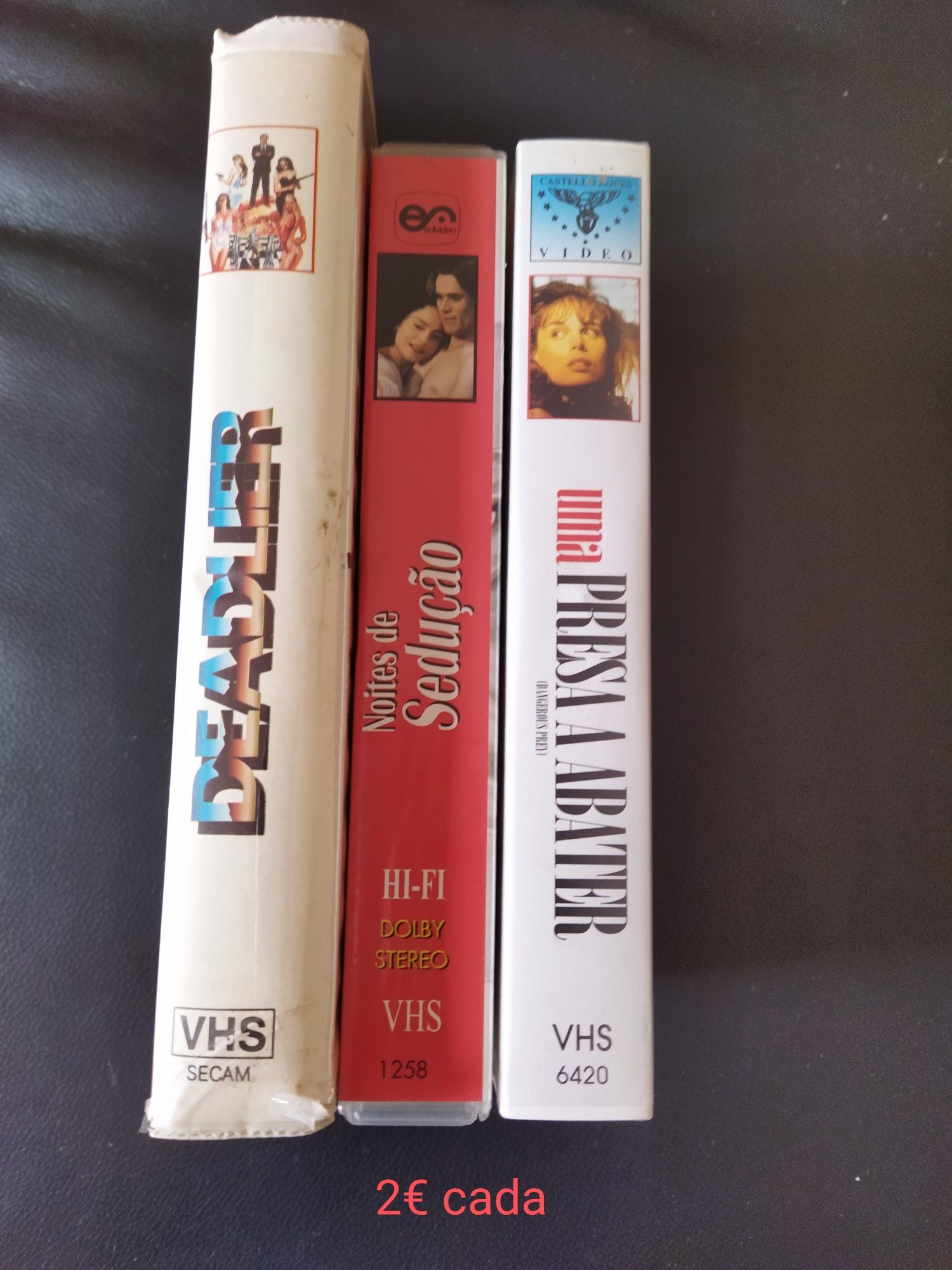 Vendo várias cassetes de filmes VHS.