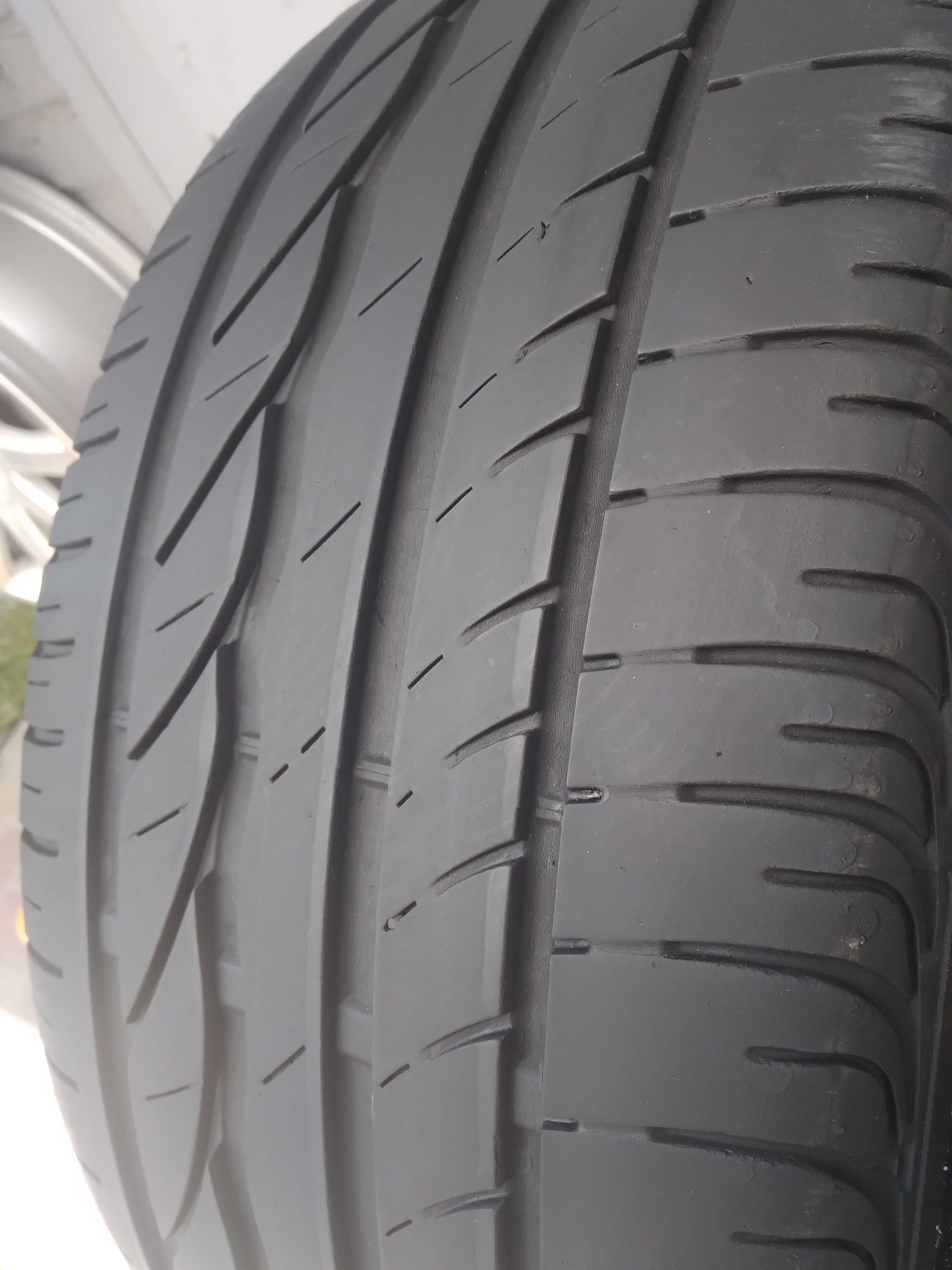 Літні шини фірми Bridgestone 215*45R16