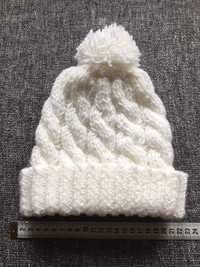 Biała czapka na zimę zrobiona na drutach przez moją mamę