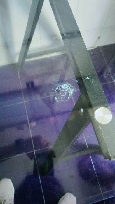 Mesa de vidro com cavalete