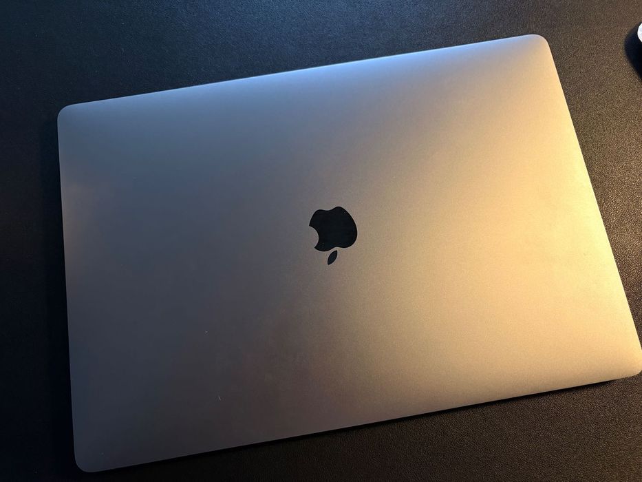 Macbook Pro 16” 2019, 512 SSD, 16 RAM, AMD graphics 4gb