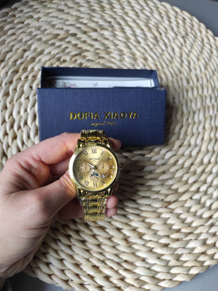 Klasyczny elegancki analogowy zegarek na rękę w kolorze złota nowy