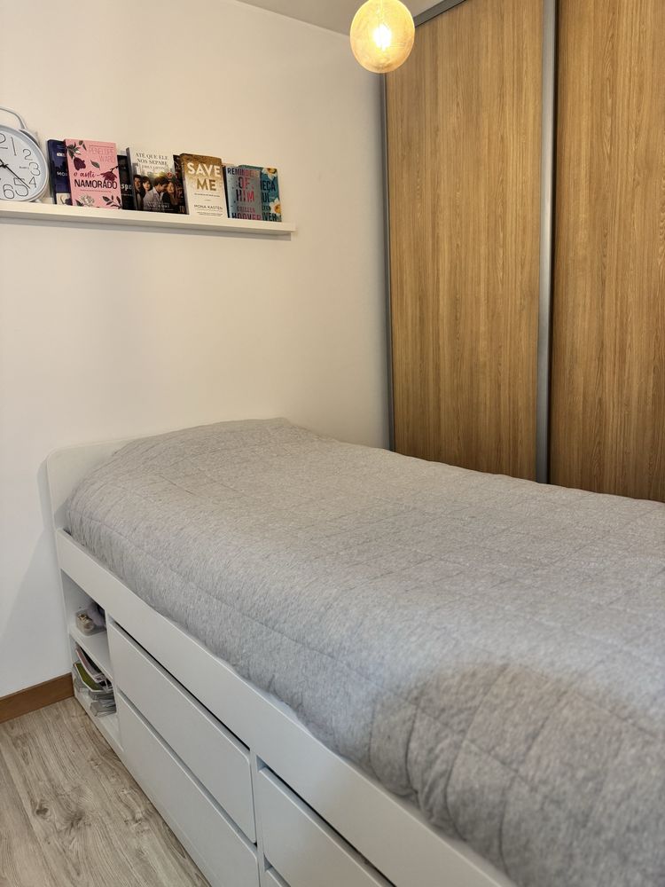 Cama solteiro com arrumação