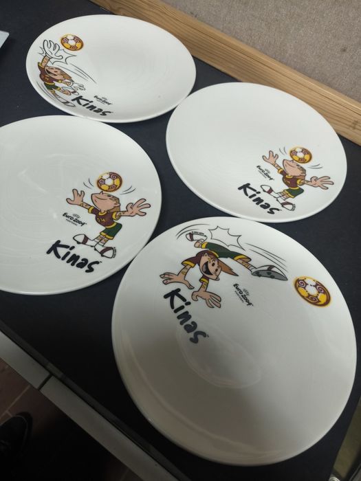 Conjunto de 4 pratos Euro 2004 kinas
Conjunto de quatro pratos com des