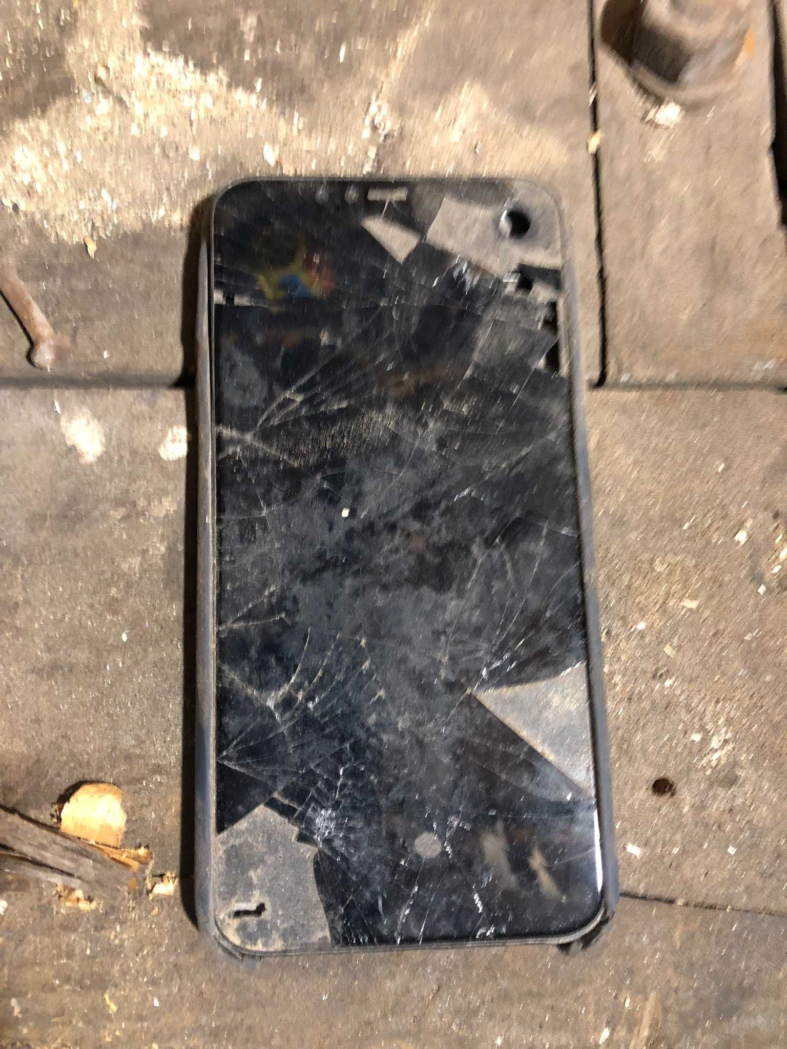 Продам разбитый макет муляж  iPhone Xr
