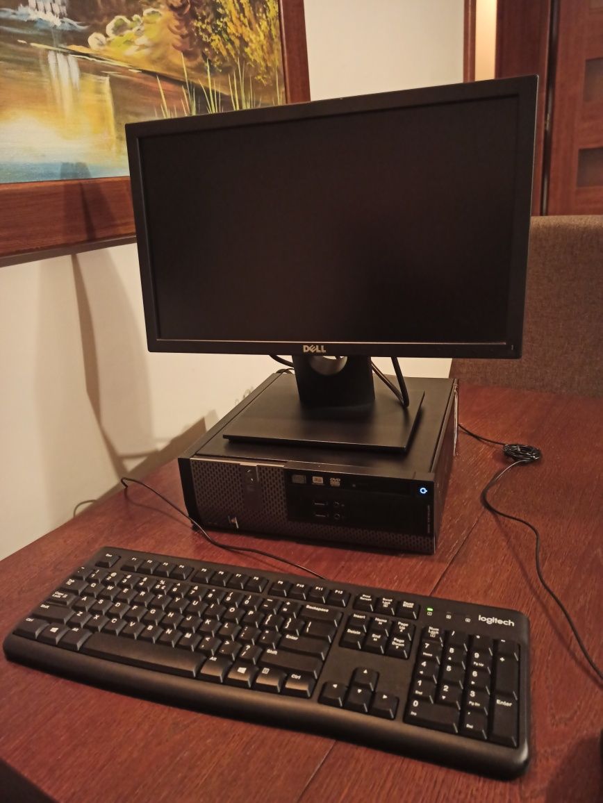 Komputer stacjonarny z monitorem DELL 8gb ram, 240 SSD, windows 10 pro