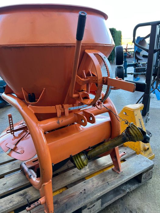 Розкидач 150L міндобрив