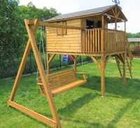 Drewniany plac zabaw, Bardzo duży domek dla dzieci na podwyższeniu