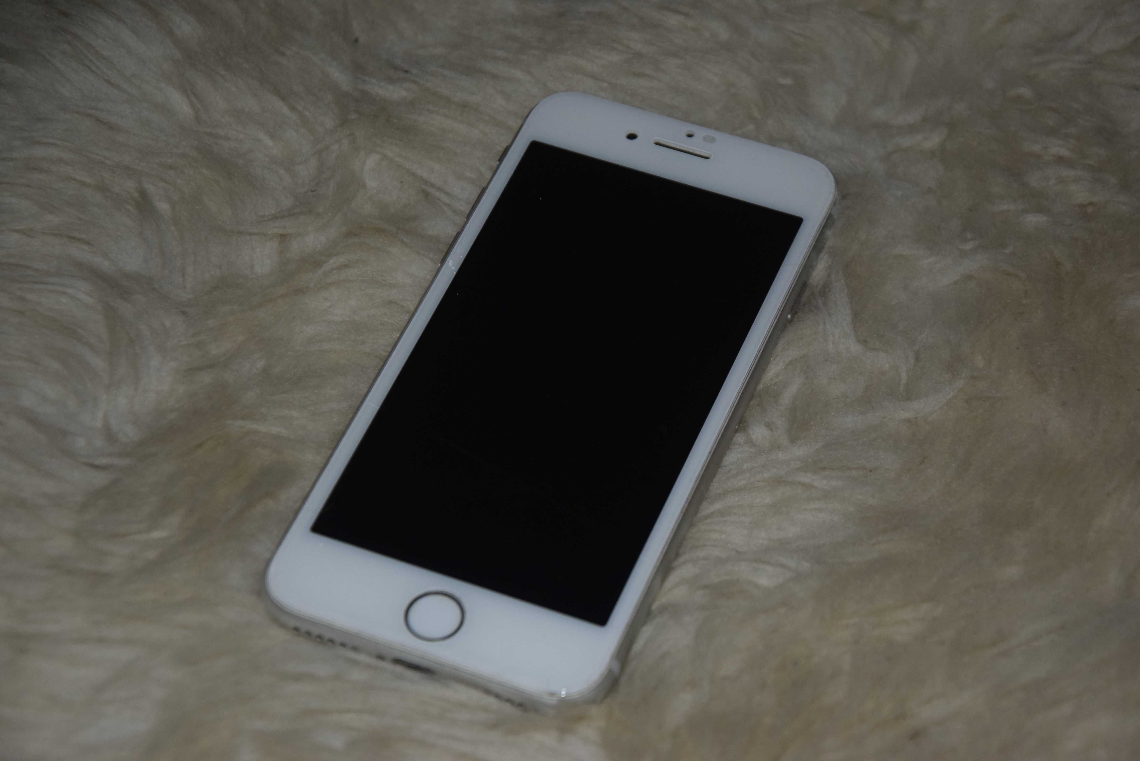 Iphone 8 silver 64 gb + zestaw etui