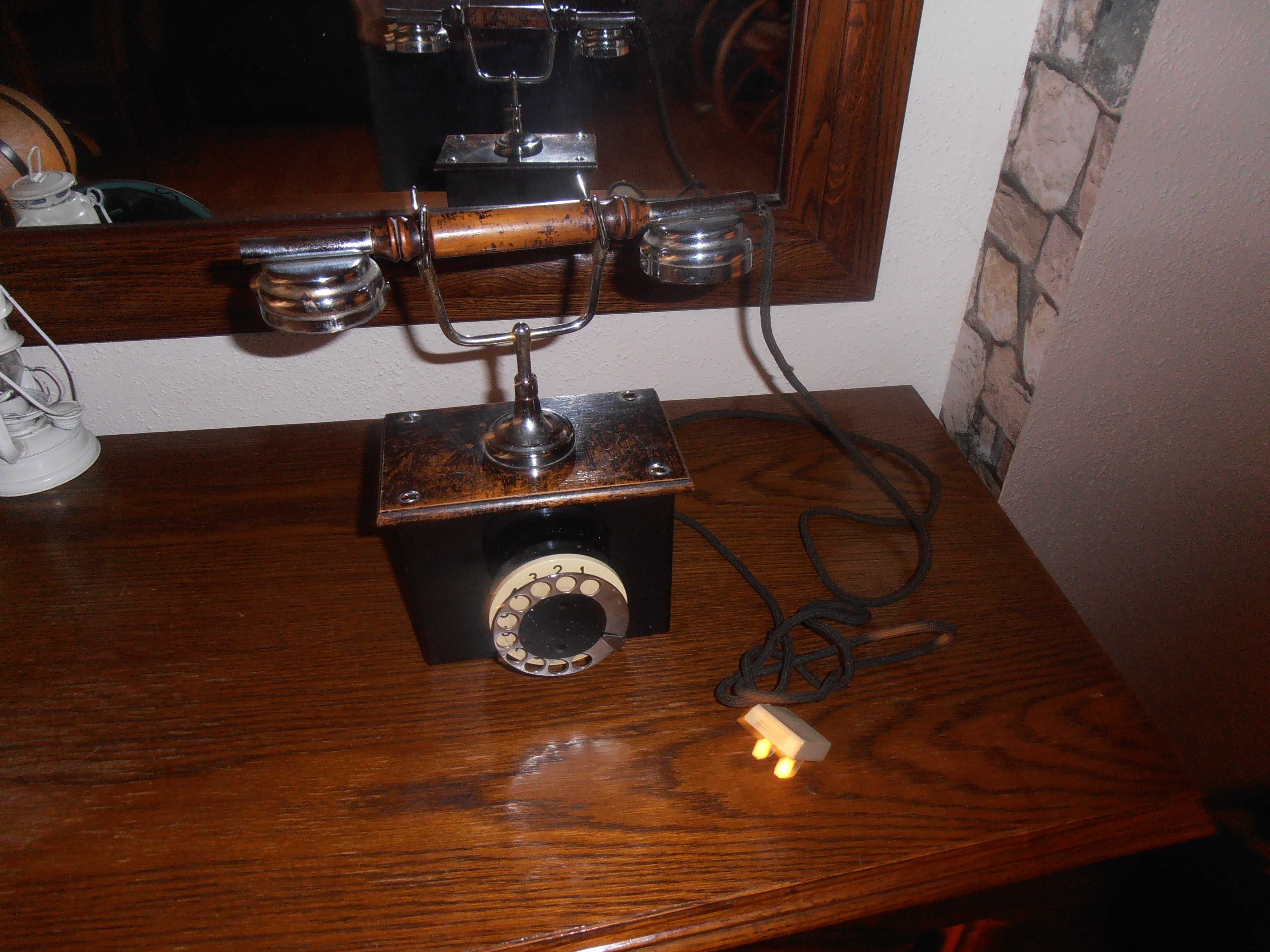 Stary zabytkowy telefon