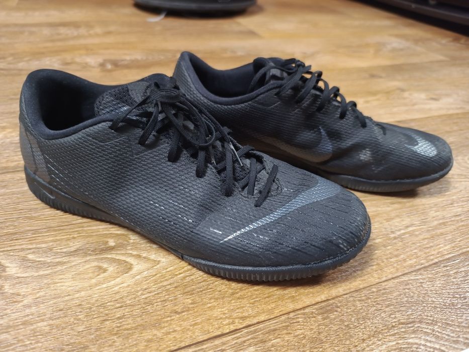 Продам футзалки  Nike