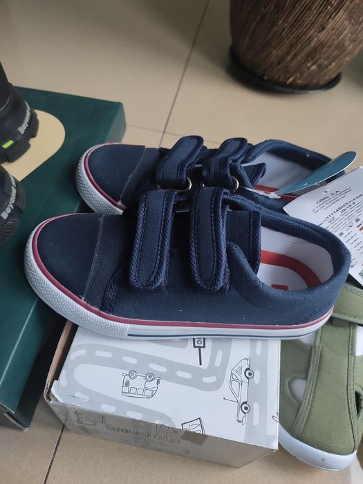 Zestaw nowych markowych butów 29