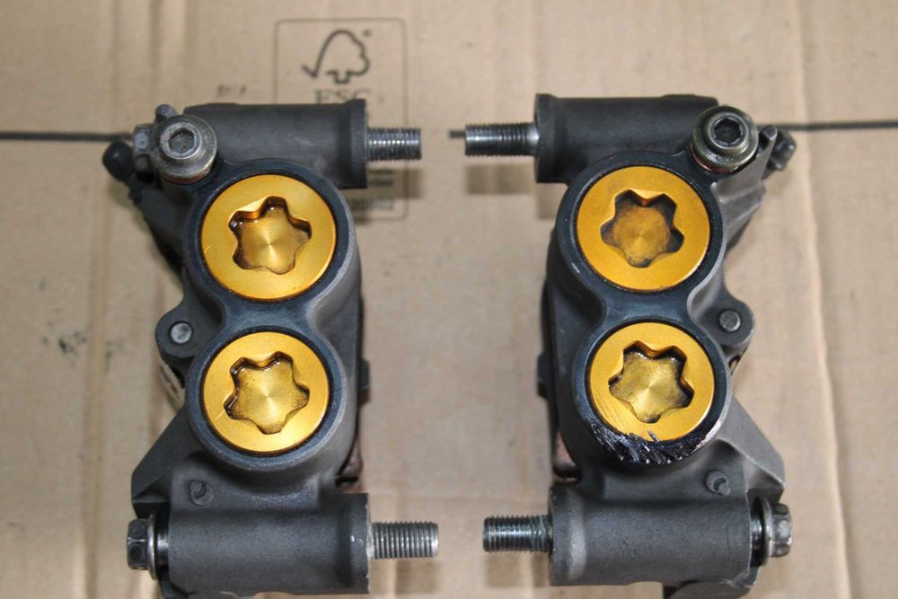 Zacisk Zaciski Przód Przedni Yamaha R1 RN12 04-06 Lewy Prawy R6