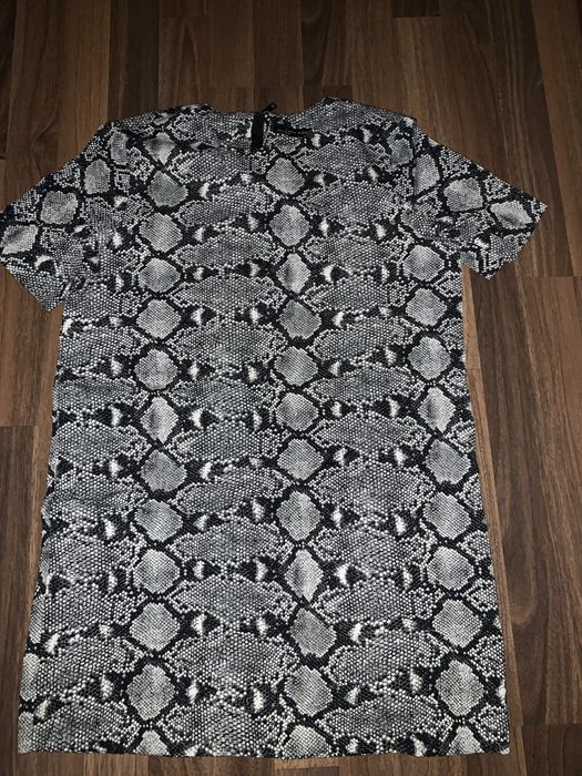 Продам стильное платье “Zara” с принтом питона