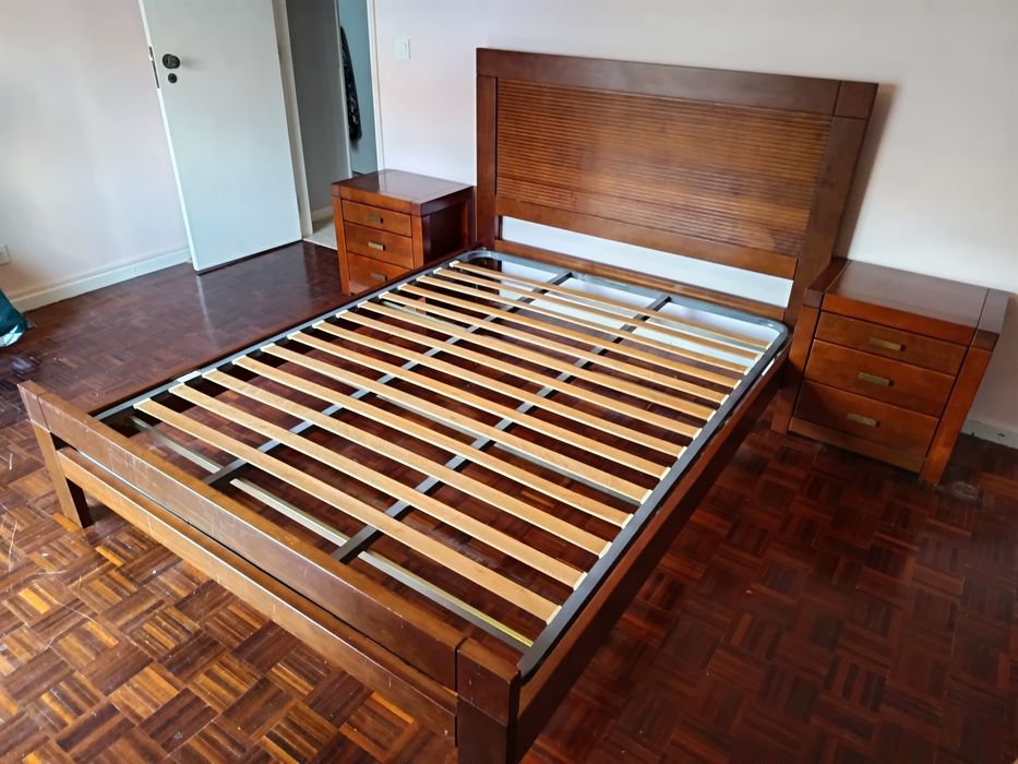 Cama + mesinhas de cabeceira + comoda com espelho