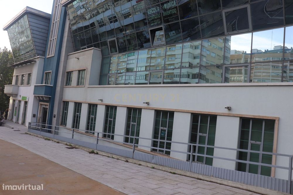 Espaço Comercial em Oeiras com Acessibilidade e Segurança