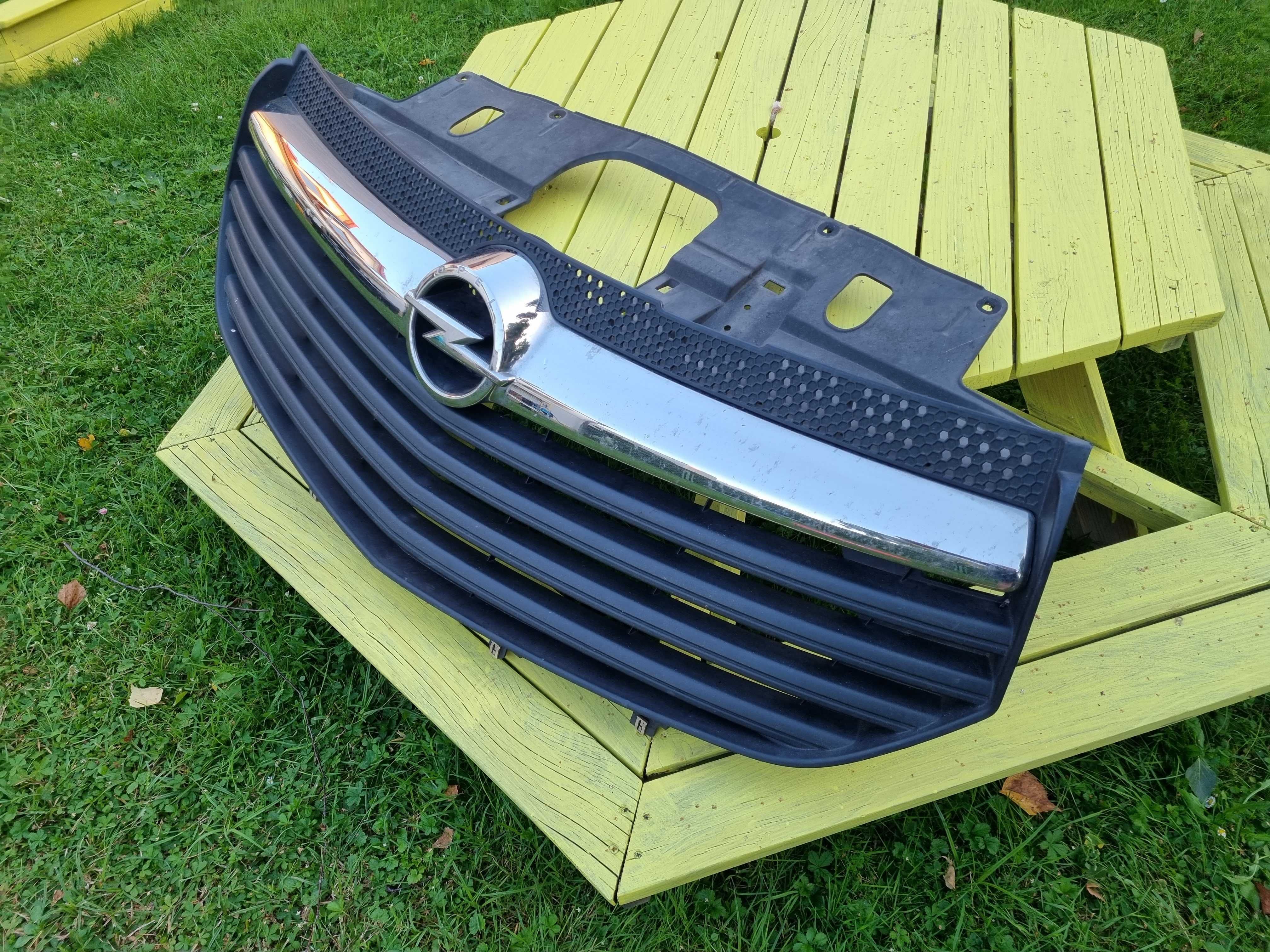 OPEL VIVARO B (14-19)- ATRAPA GRILL zderzaka chrom