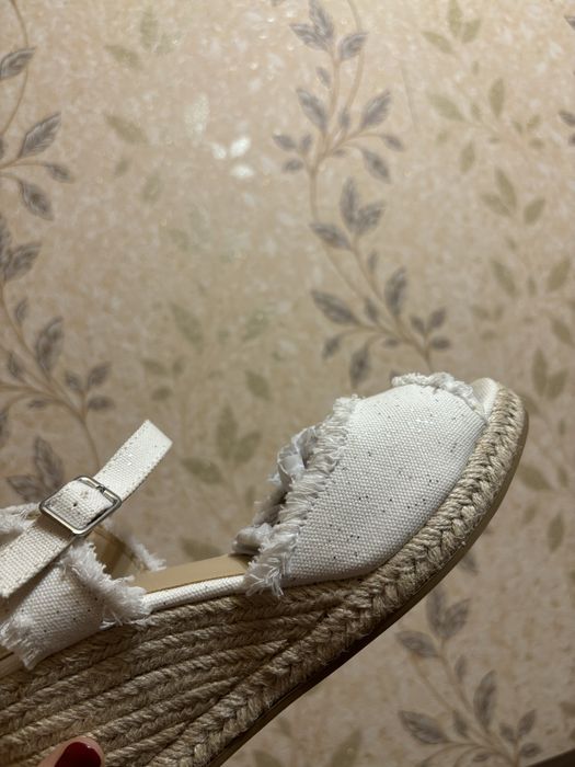 Красиві босоніжки на платформі