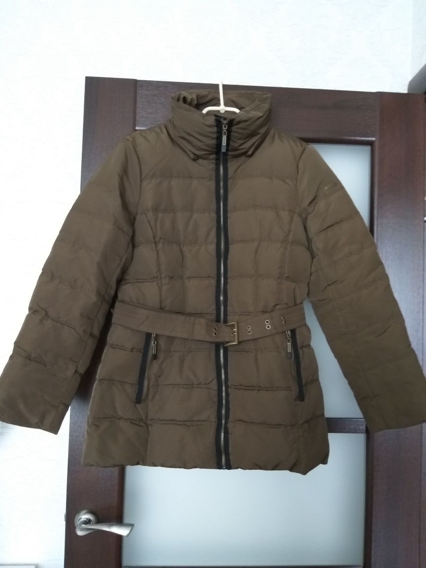 Курточка пуховик зимняя, цвет хаки, 48 размер, отличном сост