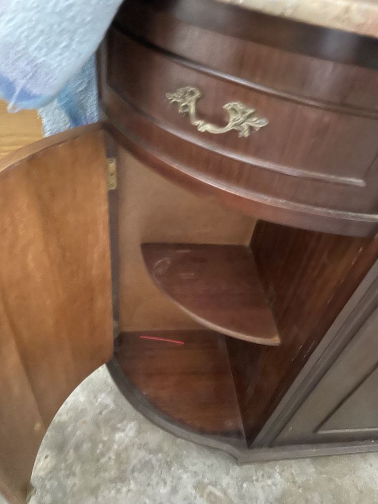 Sapateira, pedra e madeira. Com 3 gavetas .