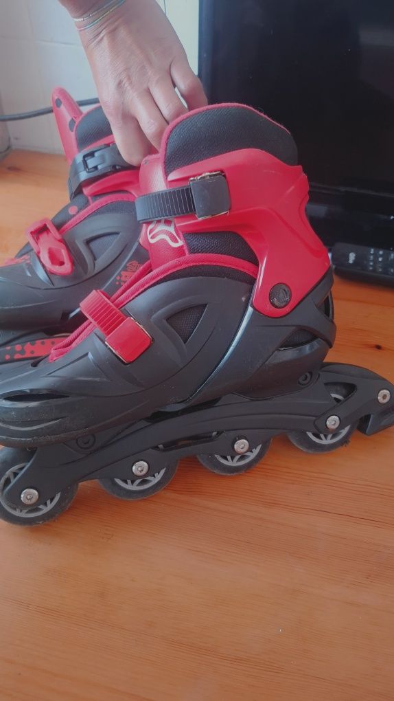 Patins em linha pretos e vermelhos