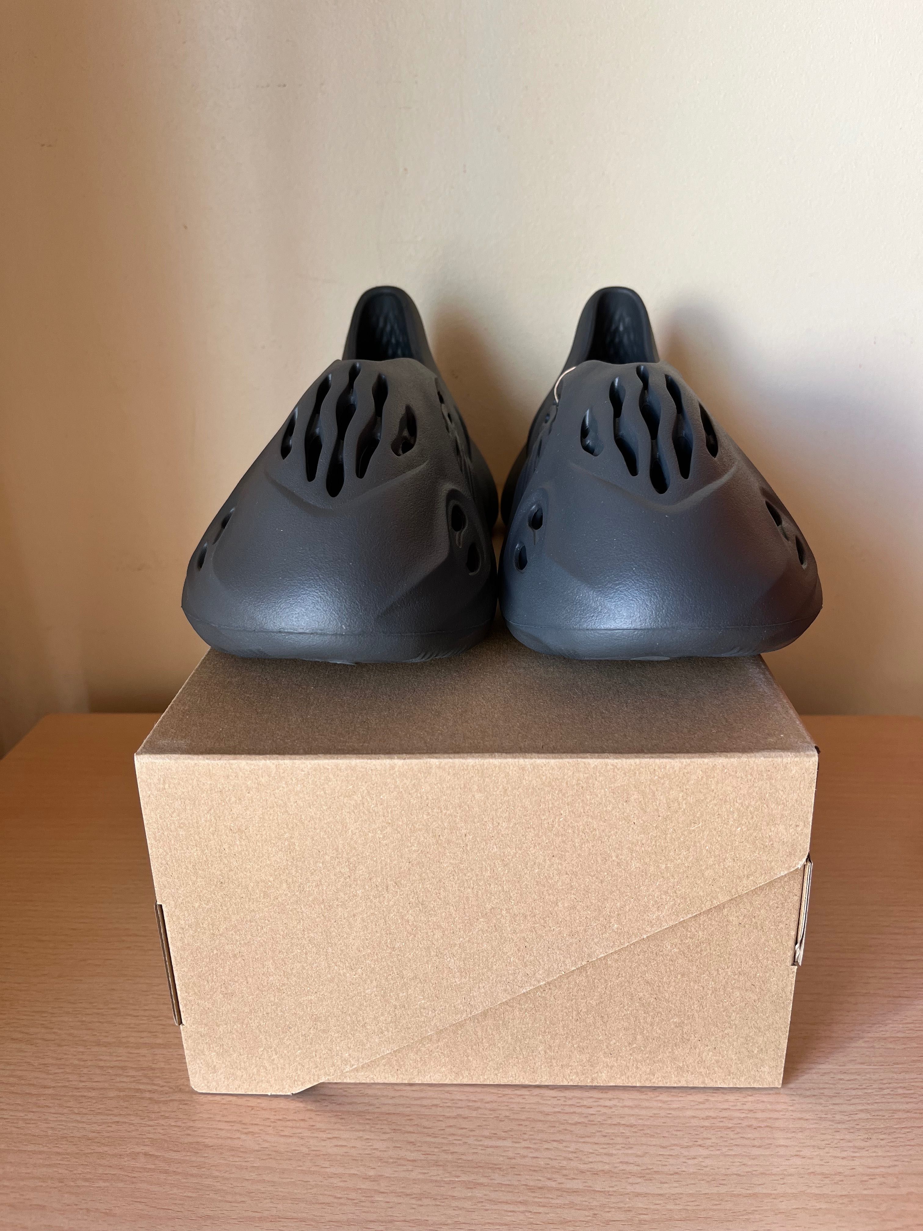 Yeezy Foam RNNR Carbon