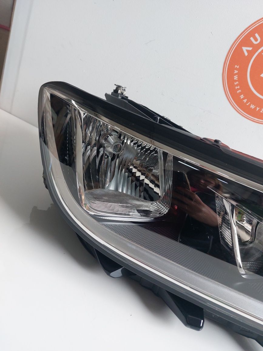 Lampa przednia prawa VW Passat B8 zwykła Europa